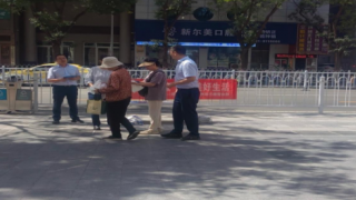 为深入贯彻落实金融知识普及和投资者教育工作要求,切实提升社会公众金融素养,有效防范非法金融风险,营造良好的金融市场环境,国泰海通证券兰州皋兰路营业部积极响应号召,于2025年9月15日走进皋兰路街道开 保障金融权益,助力美好生活|国泰海通证券兰州皋兰路营业部开展“金融教育宣传周”活动
